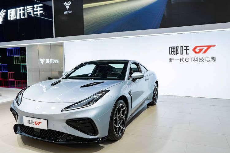 东莞140哪吒汽车在智能汽车领域的表现，领途汽车在新能源汽车市场中的影响力